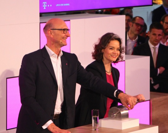 Der Telekom-Vorstandsvorsitzende Tim Höttges und Claudia Nemat, Vorstand Europa und Technik, in Barcelona Der Telekom-Vorstandsvorsitzende Tim Höttges und Claudia Nemat, Vorstand Europa und Technik, in Barcelona