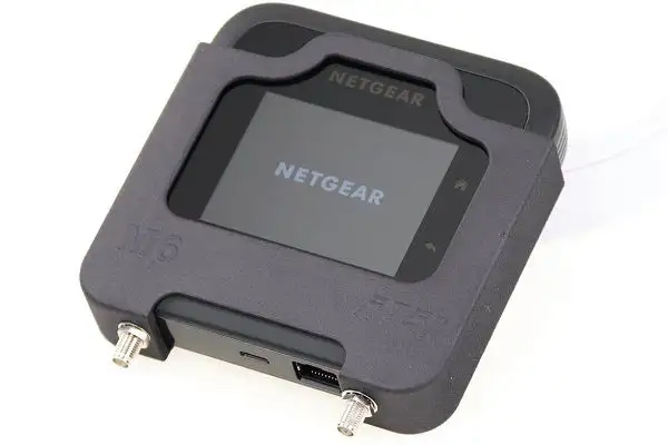 96330_NetGear-Nighthawk-M6-Antennenadapter-mit-router